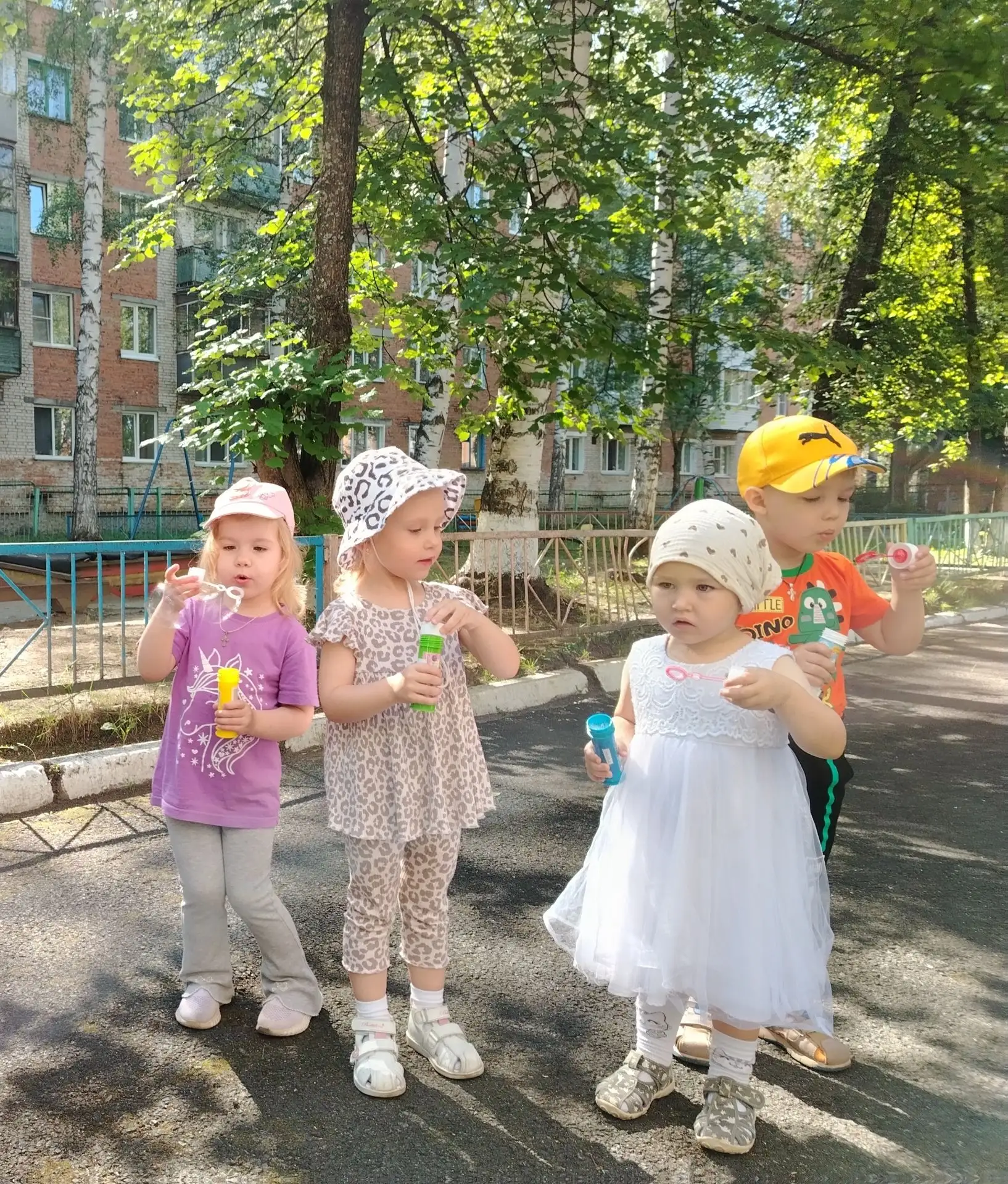 В пятницу в1 младшей группе прошёл День Нептуна. Малыши поиграли в подвижные игры, попускали с удово
