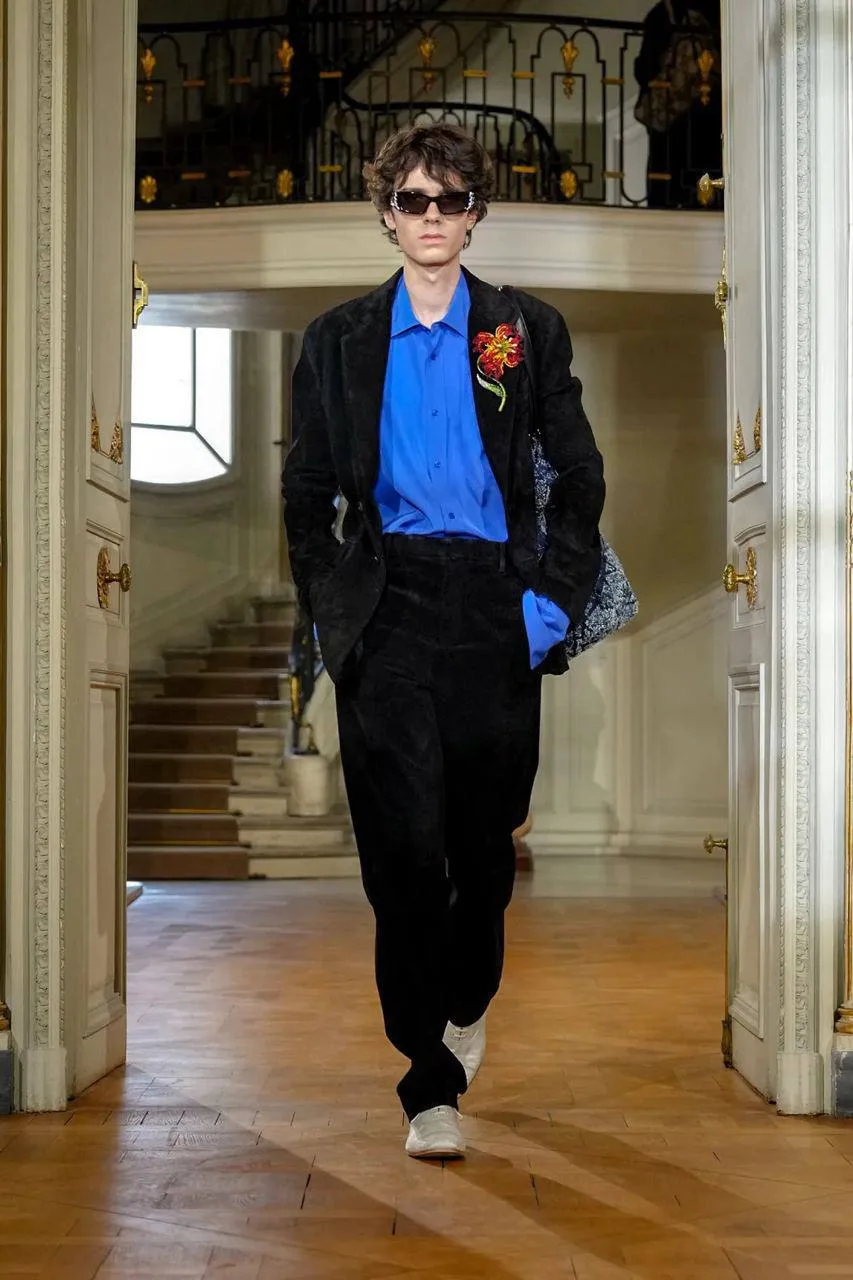 По традиции занимательные уроки ботаники с Dior.

Цветок на броши в новой коллекции - глориоза или п