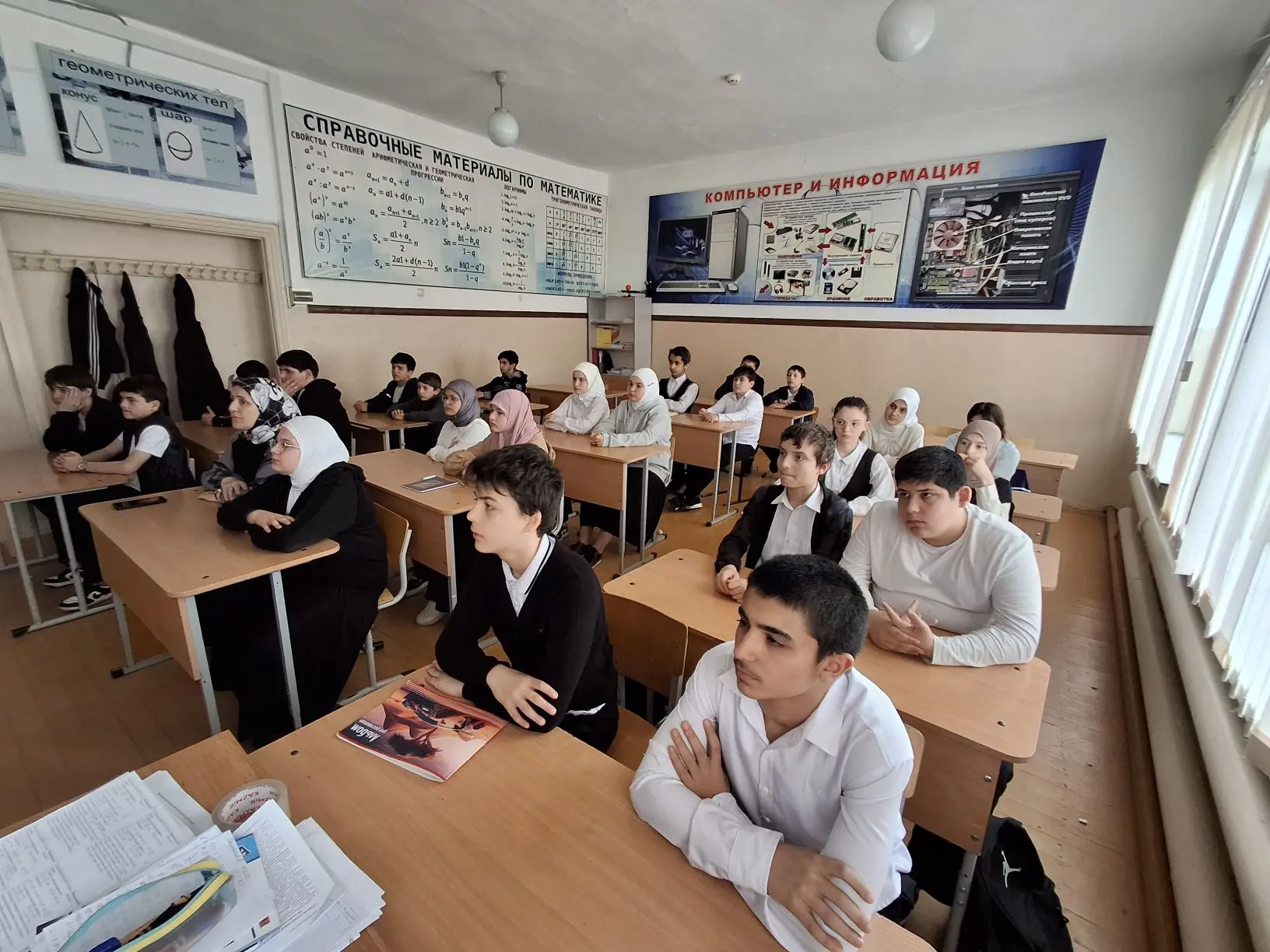 Учащиеся 7-х классов  за просмотром фильма 📚Красные ленты.📚.
