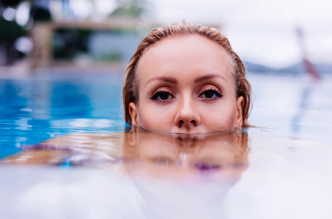 👁 Нужно ли снимать линзы перед купанием в водоёмах

В контактных линзах нельзя купаться, особенно в