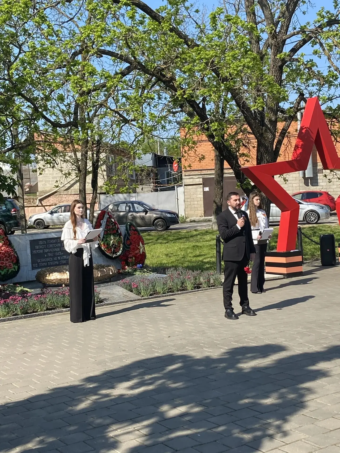 9 Мая, в день Великой Победы, ученики 7Б и 8Б классов приняли участие в торжественном мероприятии и 