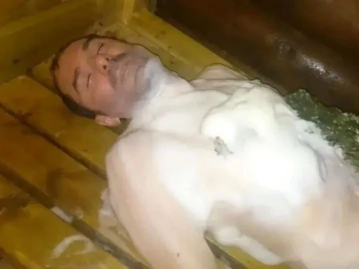 Приютив мужика с помойки, Оксана решила помочь ему, накормила и отогрела. Но едва он вы...