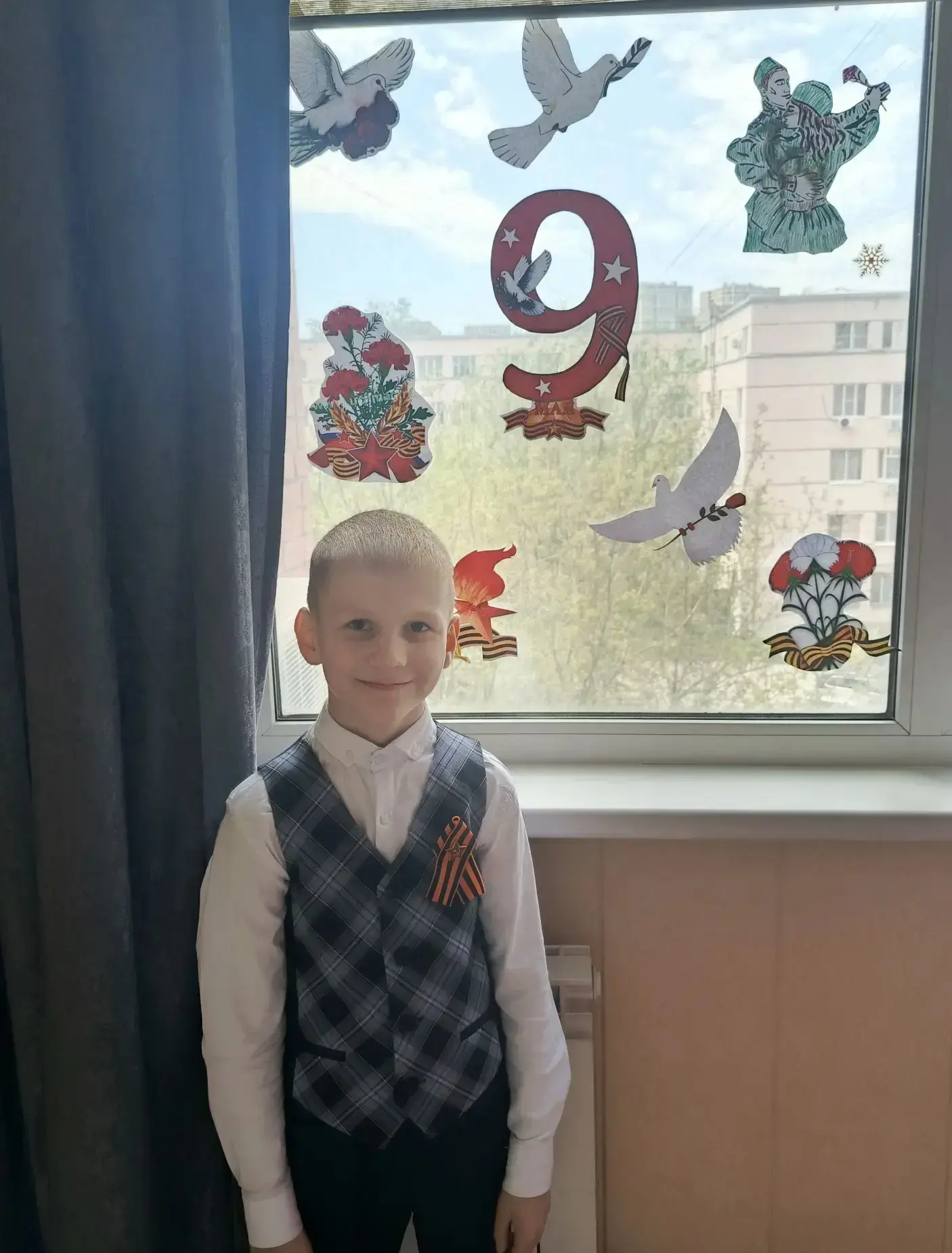 Обучающиеся 1-9 классов МАОУ «Школа 10» продолжают принимать  участие во Всероссийской акции «Окна П