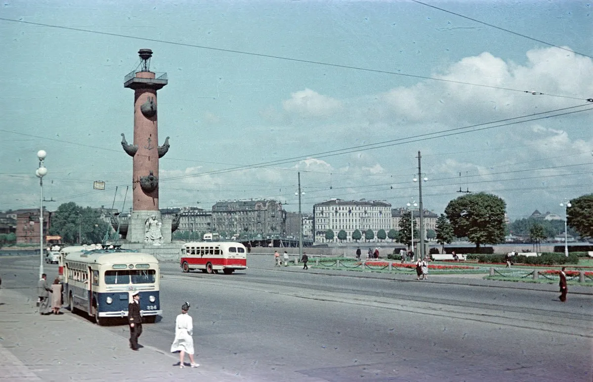 🛥 Пушкинская‑Биржевая у колонн. Ленинград, 1955 год

На снимке Биржевая площадь в её «пушкинский» п