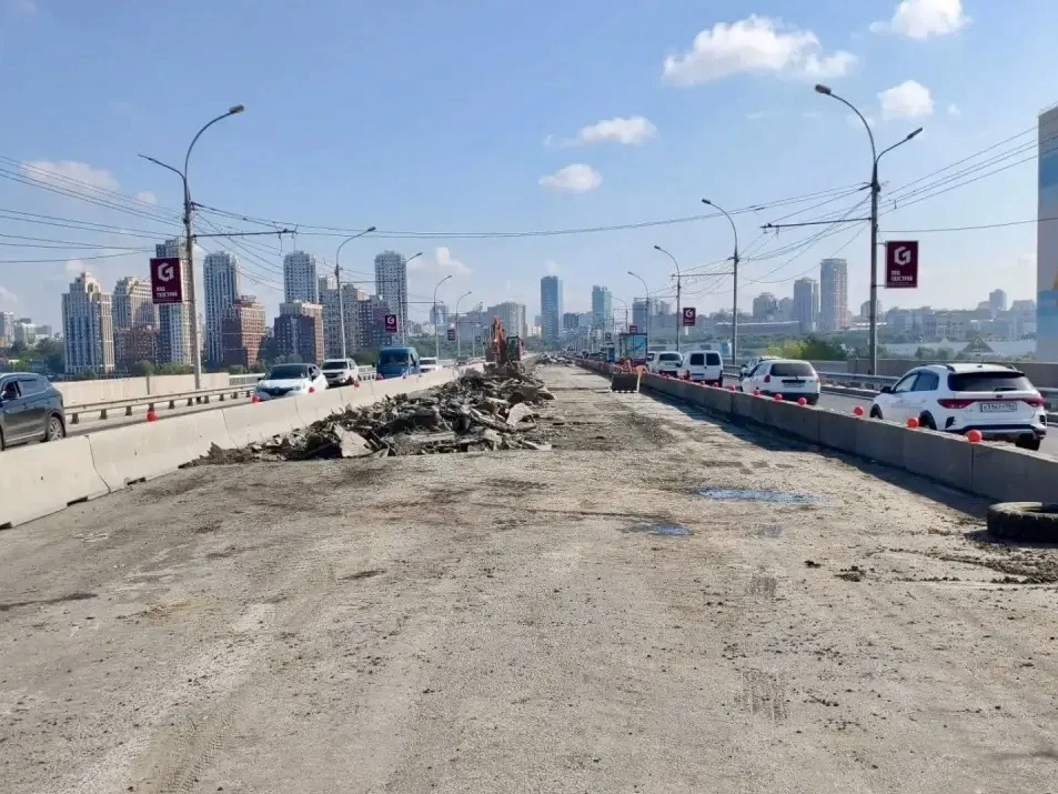 На Дмитровском мосту идёт демонтаж старого покрытия центральных полос в обоих направлениях движения.
