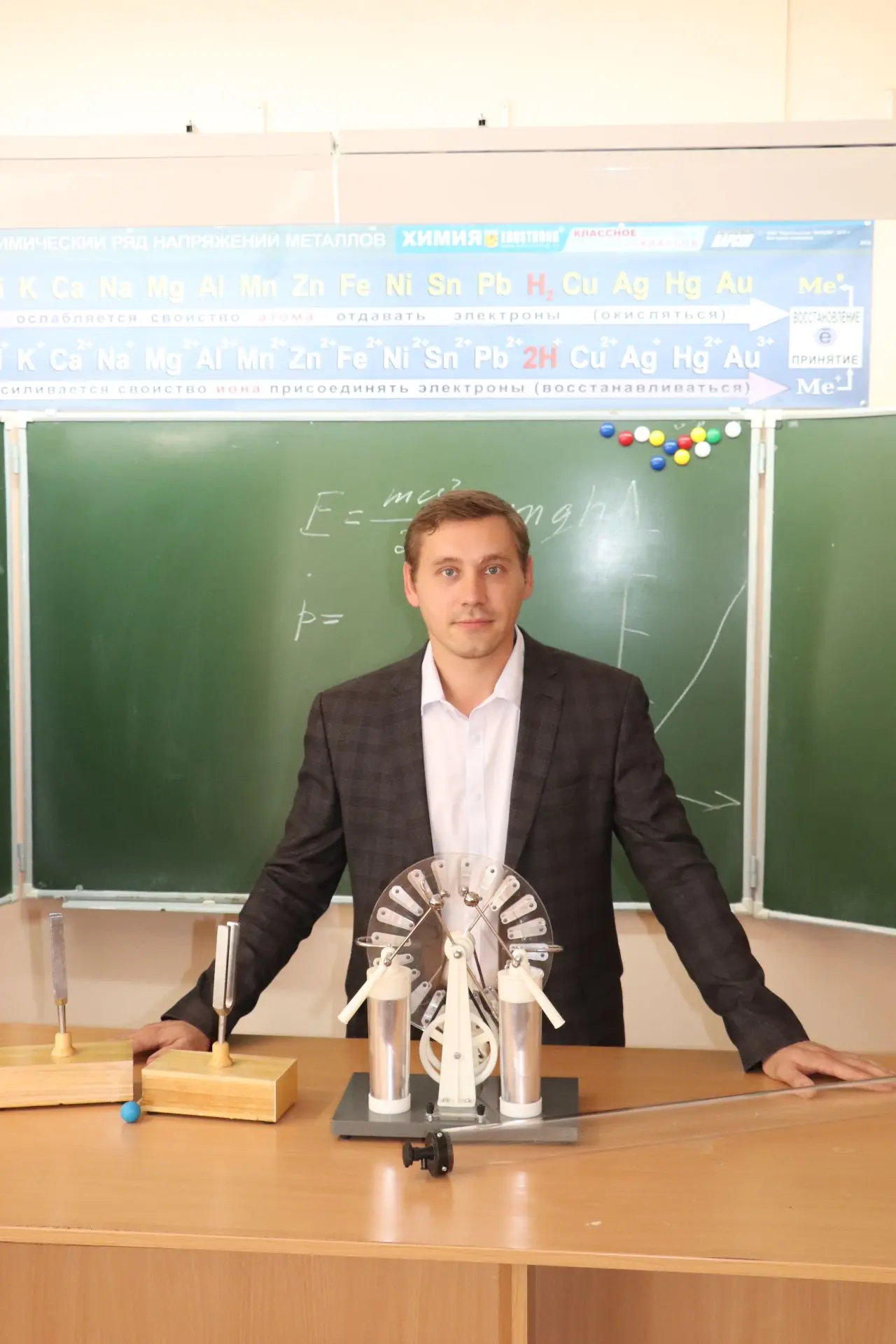 В сегодняшнем номере «Заводоуковских вестей» — история Николая Токарева, учителя физики...