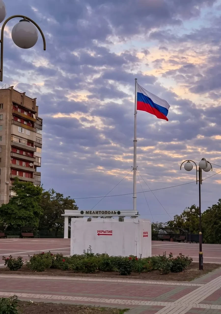 В Мелитополе начали устанавливать защитные укрытия. Конструкции размещают в местах масс...