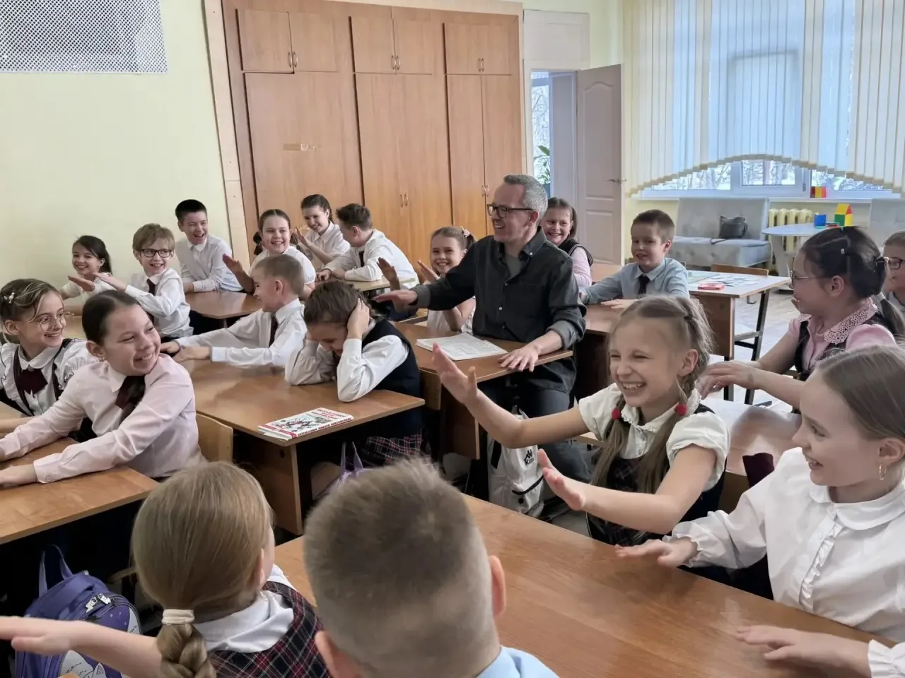 Гимназисты 3 «Б» класса продолжают дружбу с детским книжным клубом «Фан Чемодан» 📚 На этот раз актер