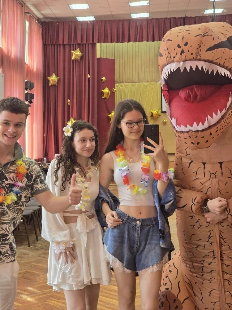 🌺🌴🌊 Алоха! Сегодня в МАОУ СОШ №10 случился настоящий День непослушания! 😱🎉  И устроили его крутые ре