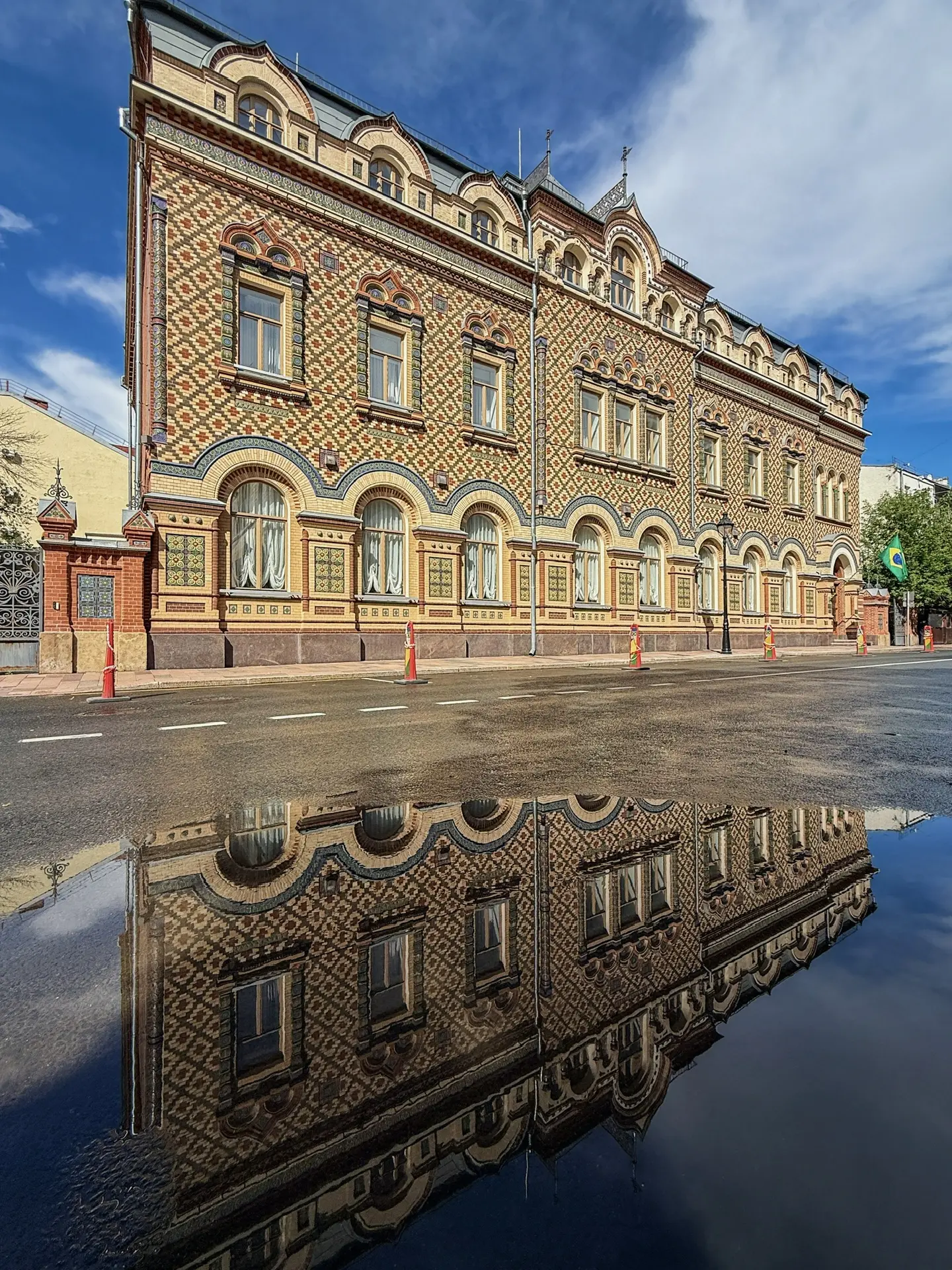 На днях попала в ливень. Пришлось пережидать, отменять планы, ведь уже опаздывала. Взгрустнула, а по