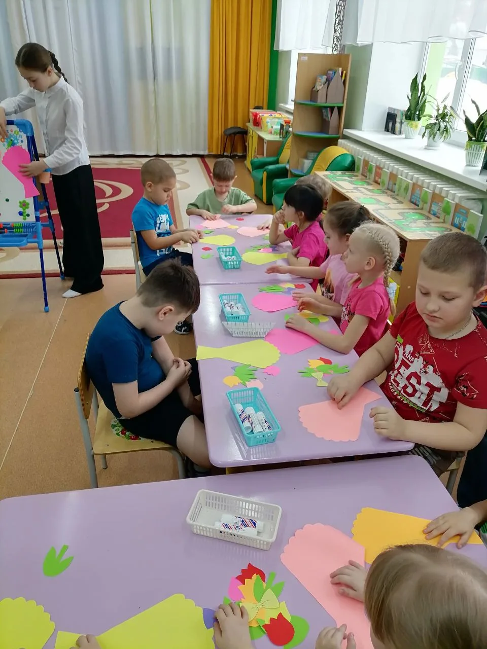 Ученицы педкласса подарили праздник малышам