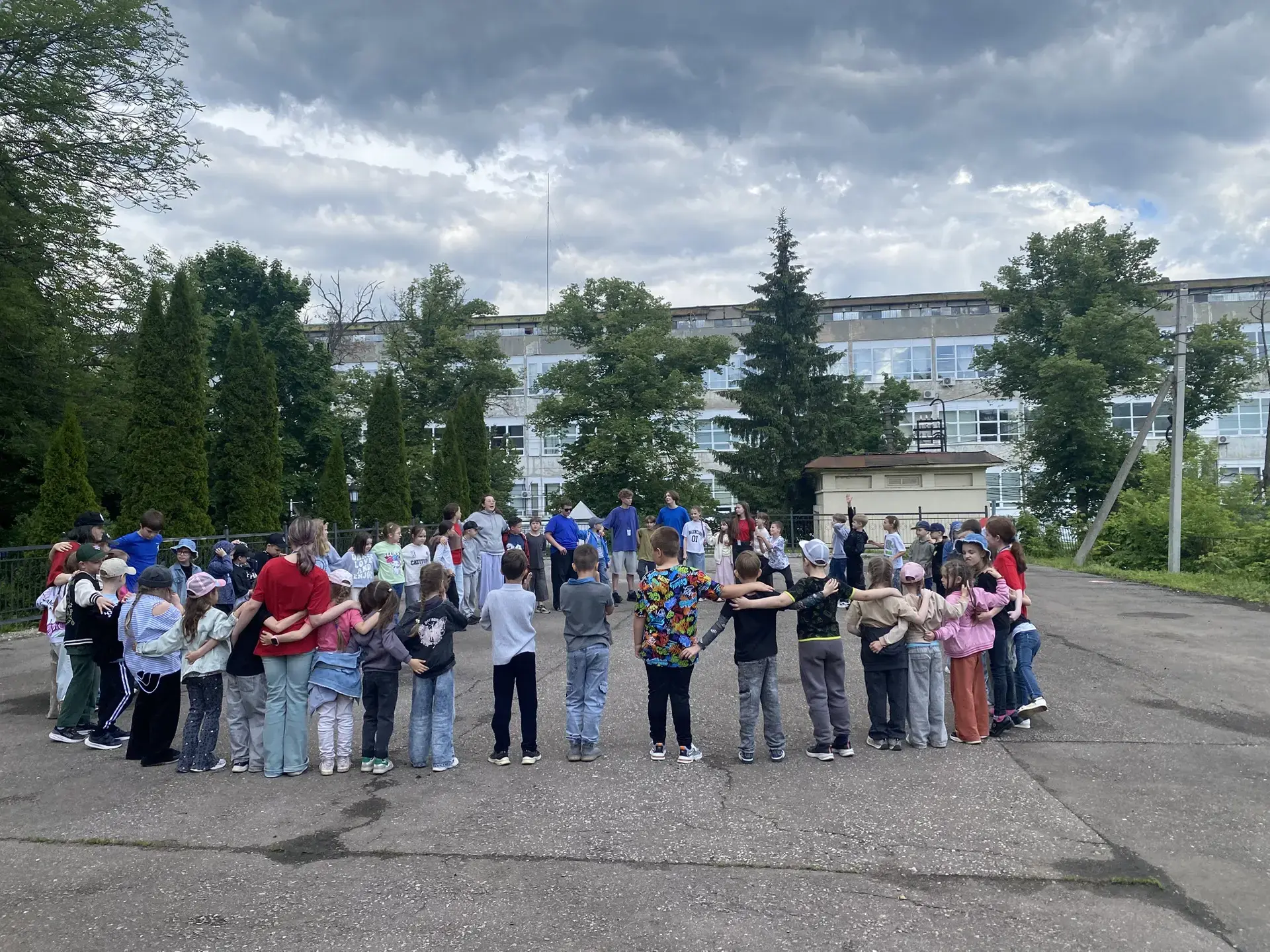 🏕️ Бодрое утро в нашем лагере: зарядка, кино и легендарный круг!