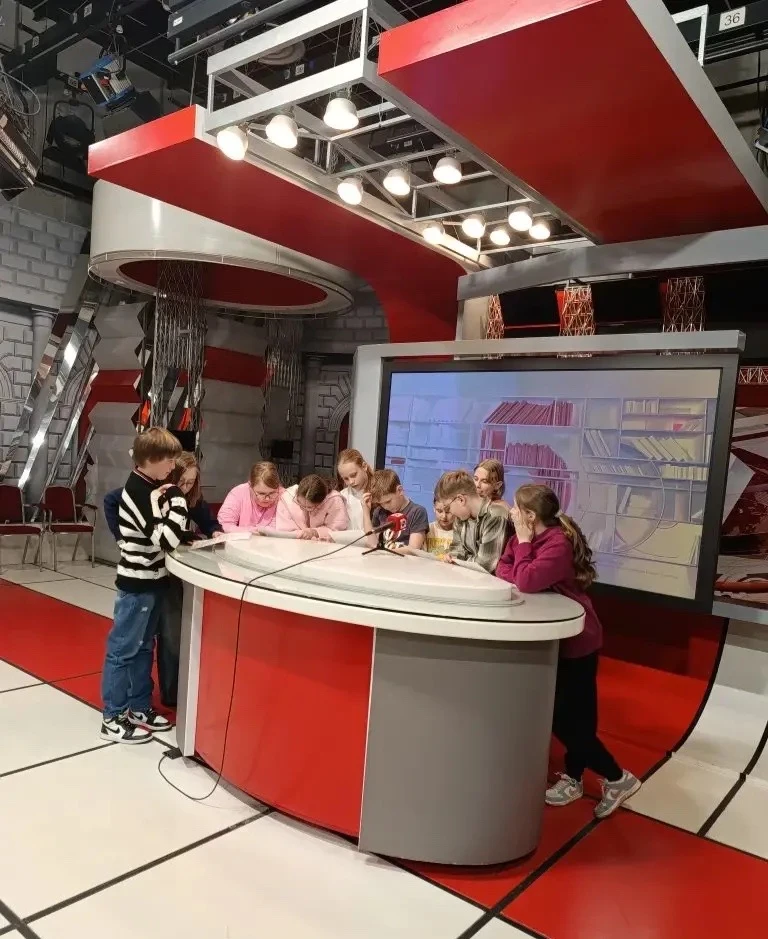 ПОСЛЕДНЯЯ НОВОСТЬ  ОТ 4 «А»! 🎬📺  Начало каникул ребята отметили познавательной поездкой на «5 канал»