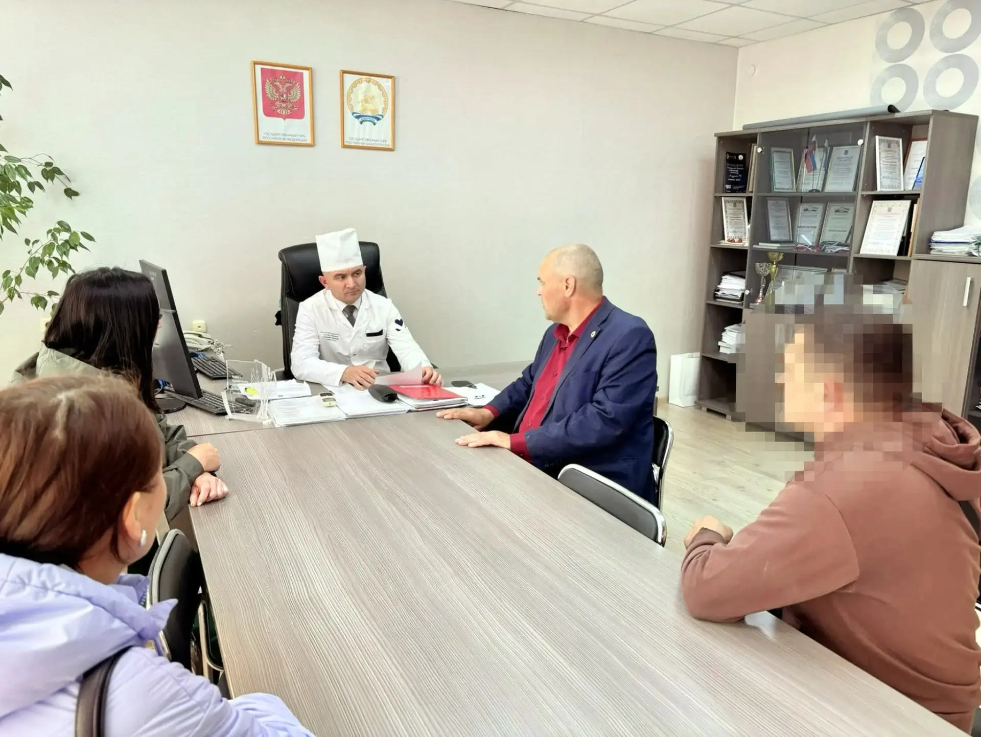 Сегодня главный врач Балтачевской центральной районной больницы — Гельметдинов Салават ...