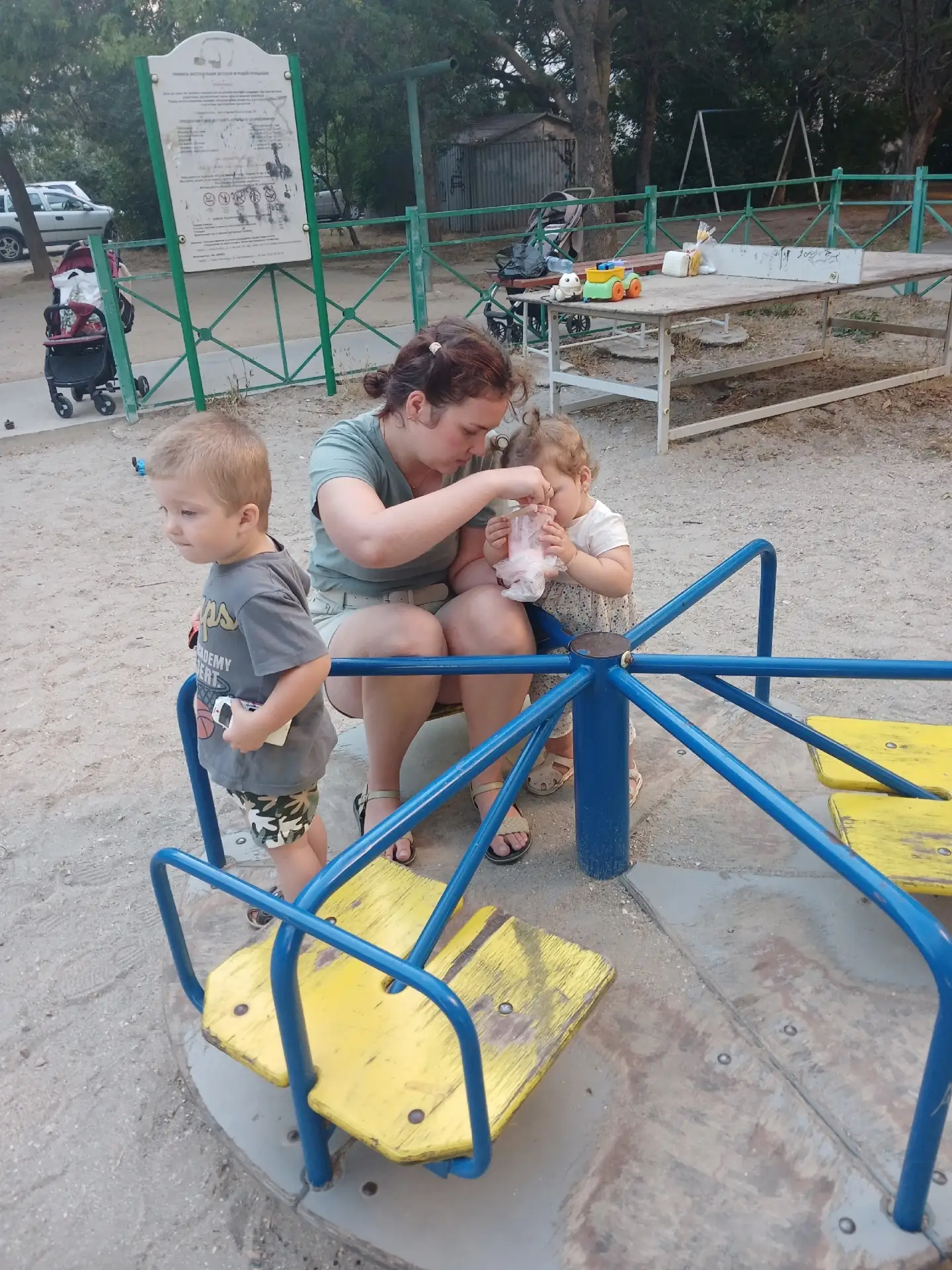 Сегодня пришла на детскую площадку с подругой и двумя детьми.на качели сидела "мадам" к...
