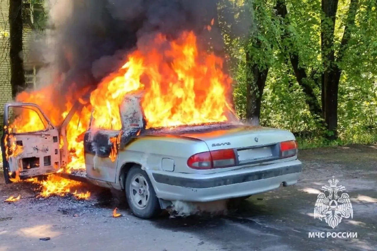В Новозыбкове при пожаре уничтожен автомобиль   В оперативную дежурную смену Главного управления МЧС