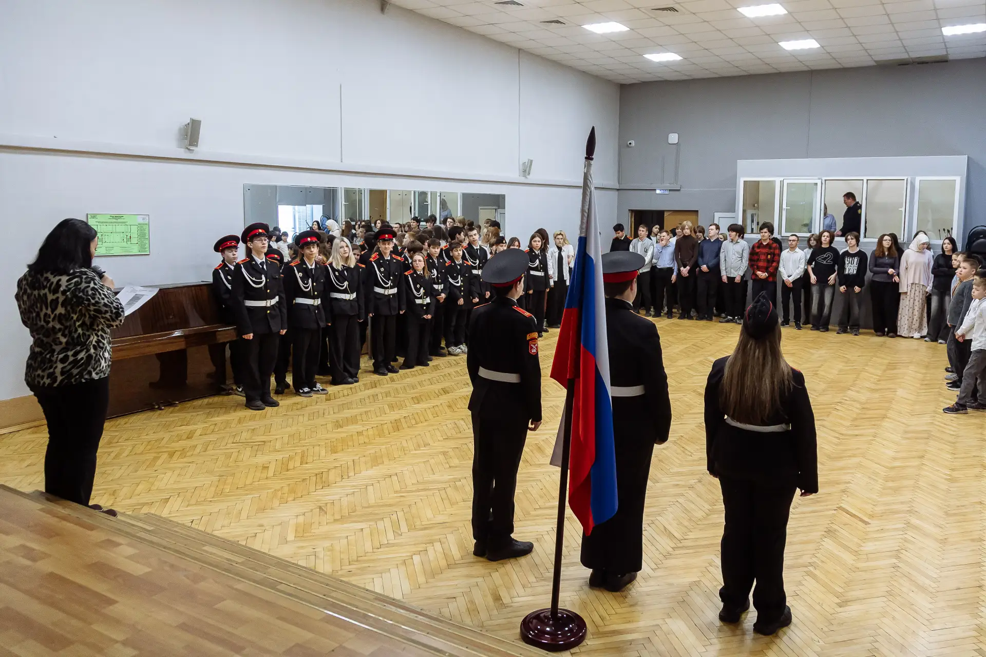 🇷🇺 Новая учебная неделя в здании «Каширское» традиционно началась с торжественной церемонии установк