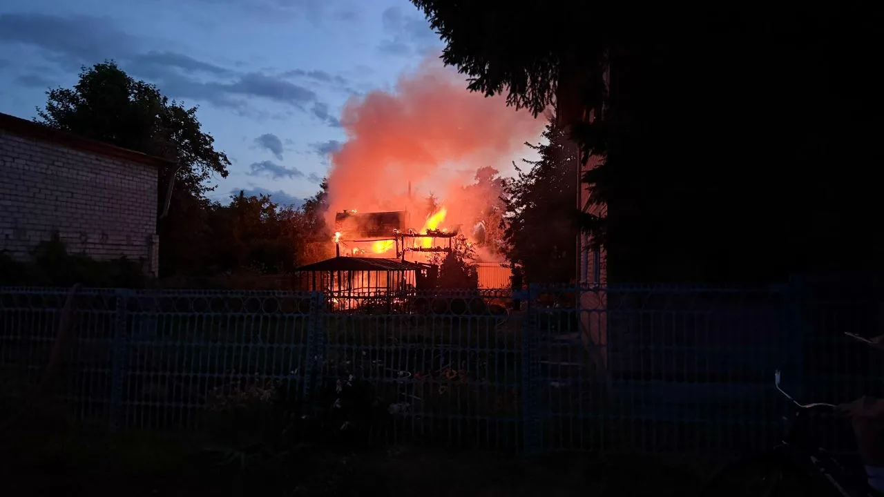 СНТ Приморское 65 улица, возгорание бани, работают три единицы пожарной техники и подъехала скорая.