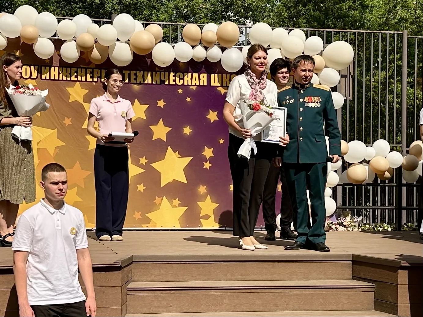 🔔Последний звонок для 11А и 11Б в школе на ул. Ак. Ильюшина, 8!   Позади 11 лет учёбы, впереди — бол