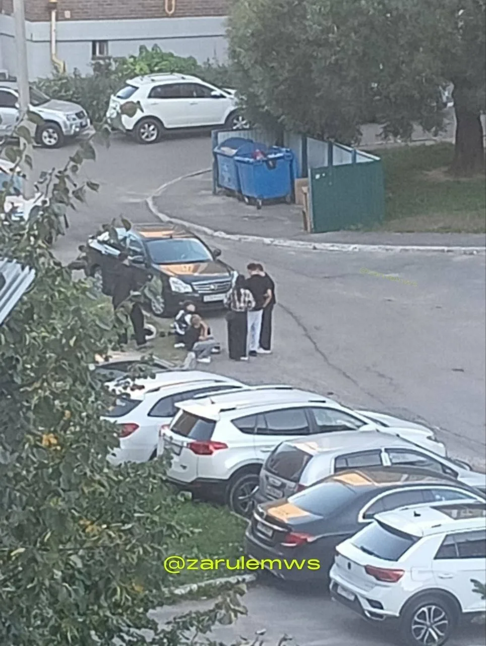 В Волжском-3 школьники на электробайке куралесили во дворе Горького, 8, но внезапно для...