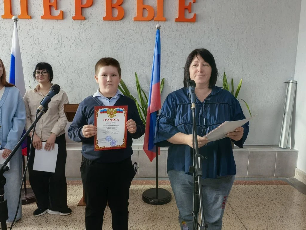 Начало новой недели в нашей школе было отмечено традиционной торжественной линейкой. Как всегда, мы 