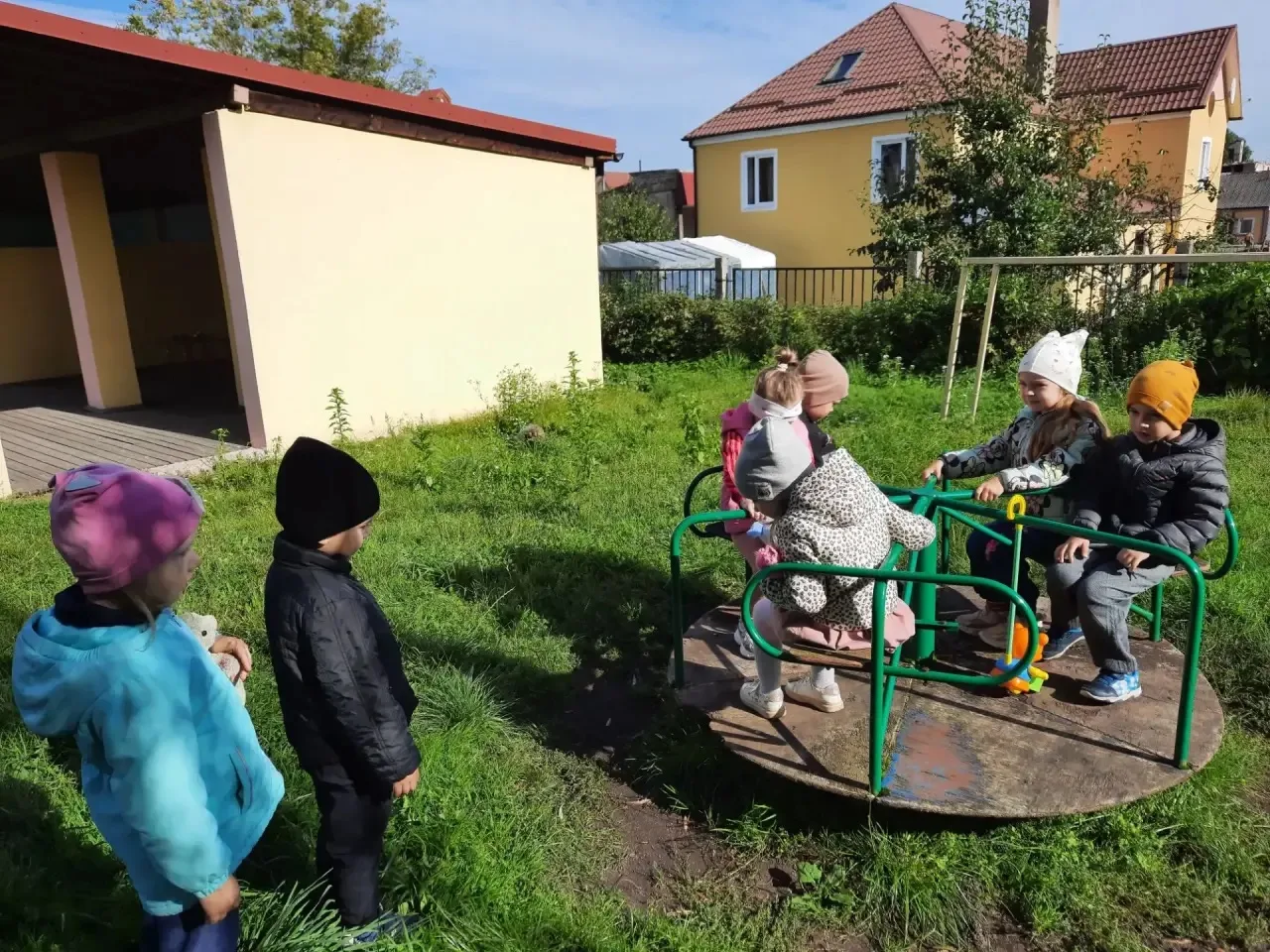 В группе "Дельфинчики" на прогулке прошло занятие по проекту "Добрые игры" - "Учимся де...