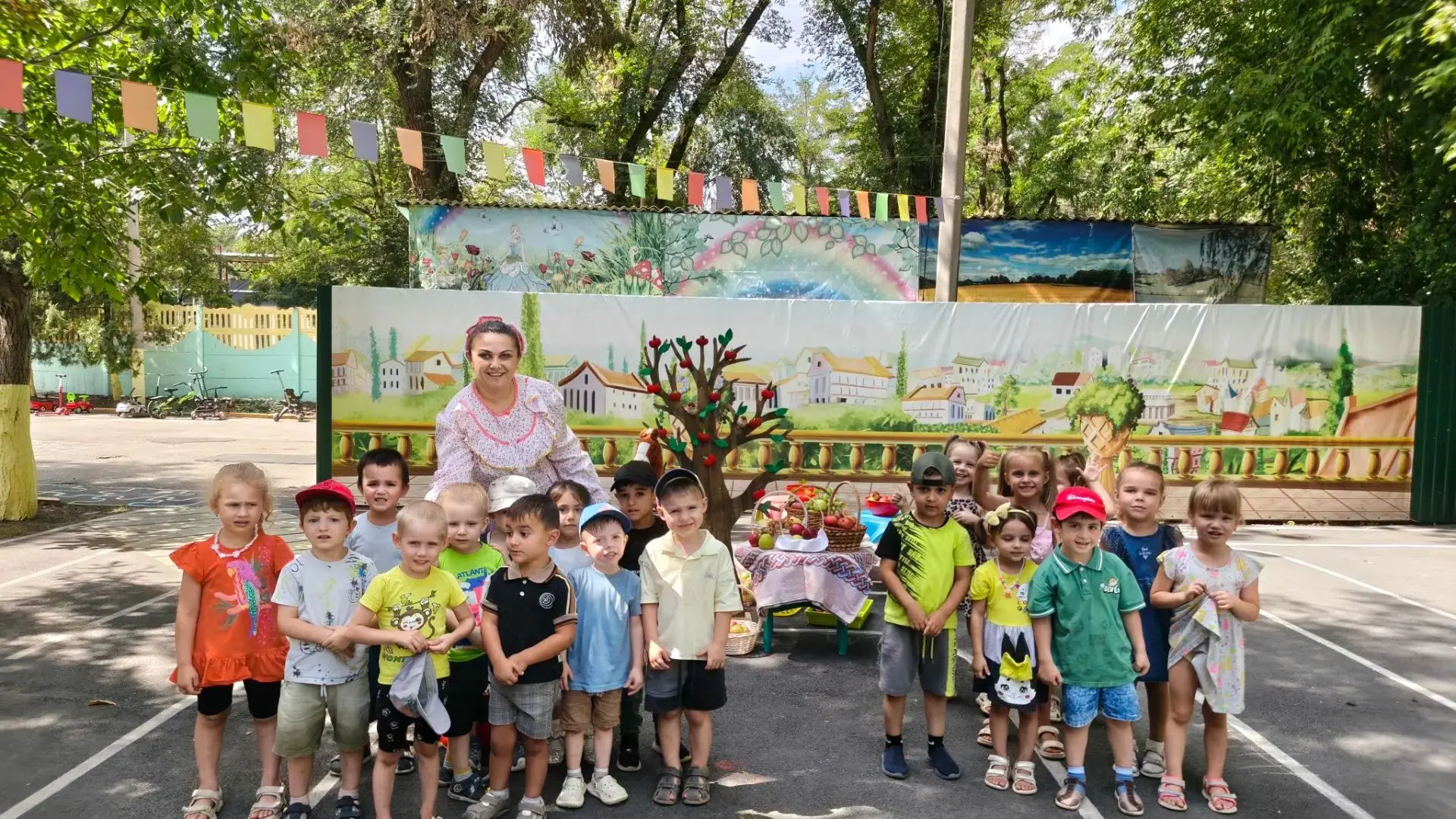 Сегодня дети из группы "Солнышко" 🌞🌞приняли участие в праздновании Яблочного Спаса.🍎...