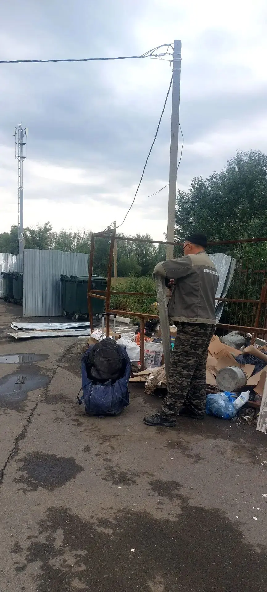 Внимание! Проводится ремонт площадки для сбора крупногабаритного мусора во дворе домов ...