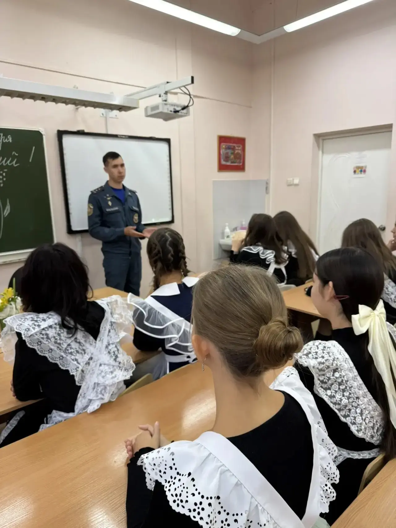 В День знаний сотрудники государственного пожарного надзора Уфы провели беседы со школь...