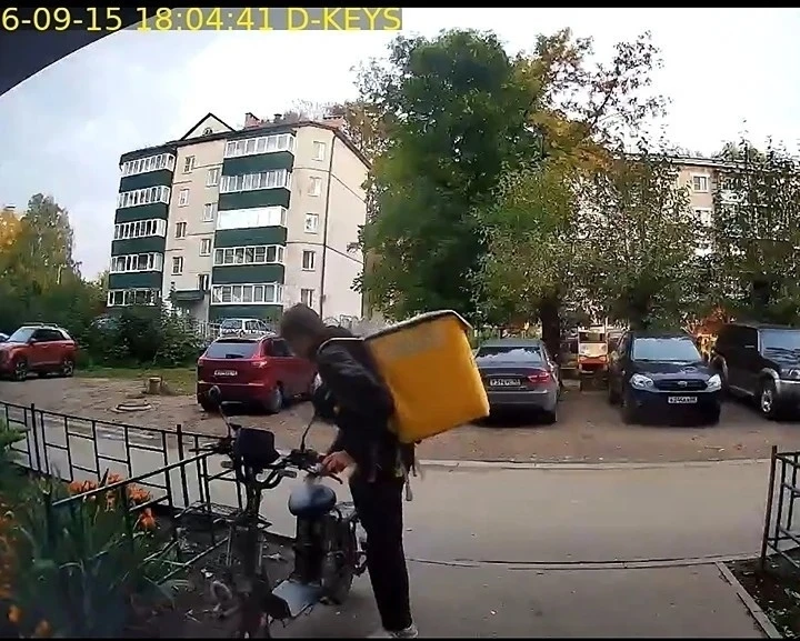 Делала заказ в Яндекс Еде. Данный курьер на фото привез заказ, сфотографировал его у дв...