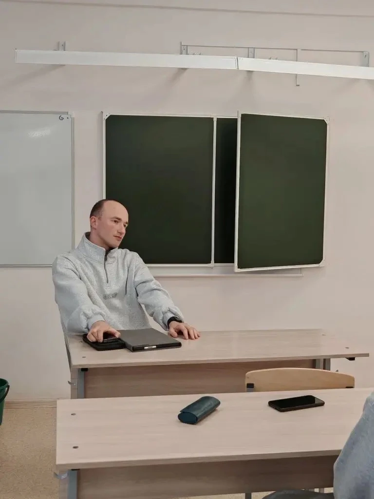 🎓 Встреча с выпускником школы: разговор о профессии и жизненном пути  Вчера в гости к ученикам 10А к