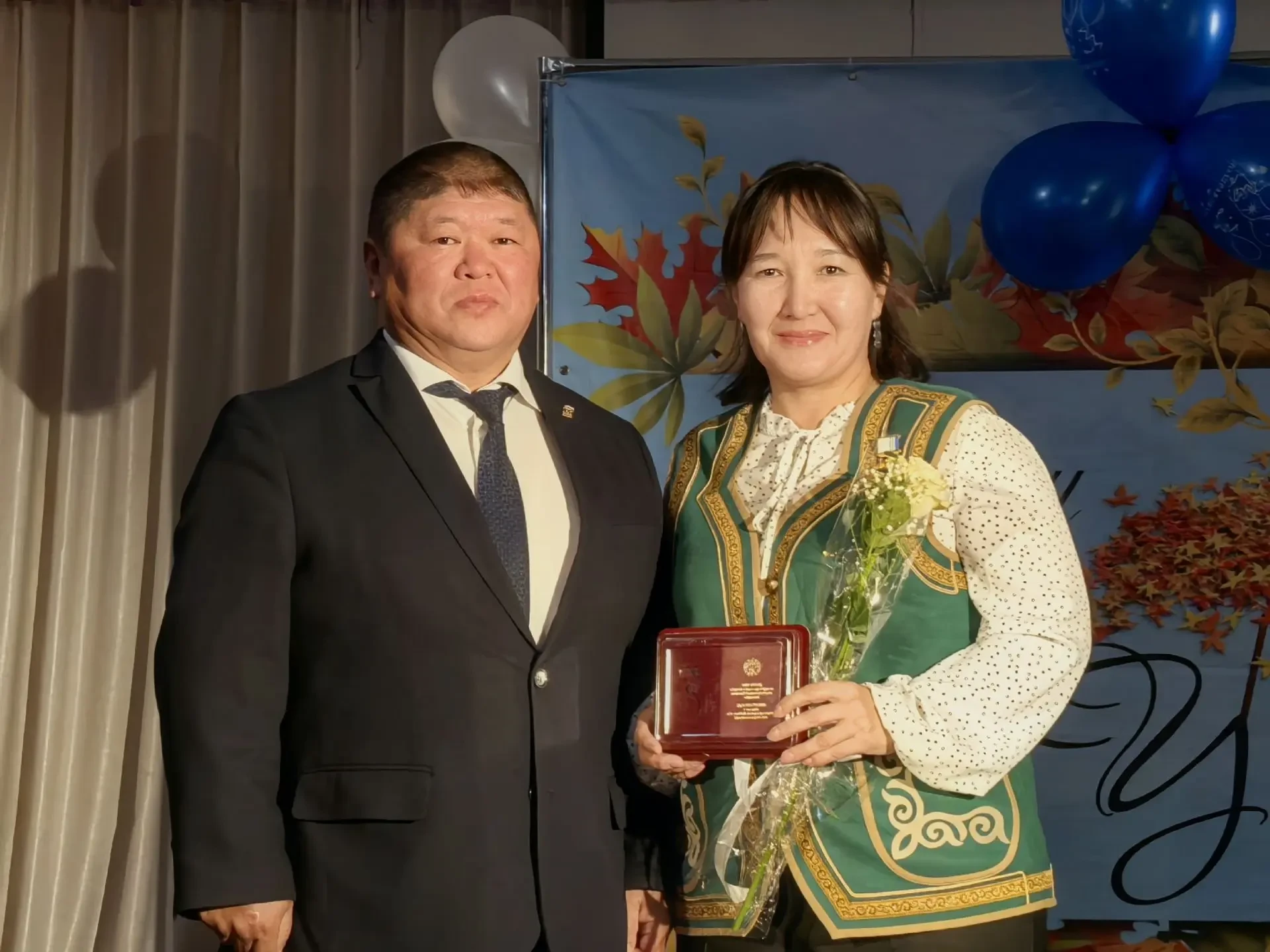 В Улагане поздравили педагогов с профессиональными праздниками — Днем учителя и Днем ра...