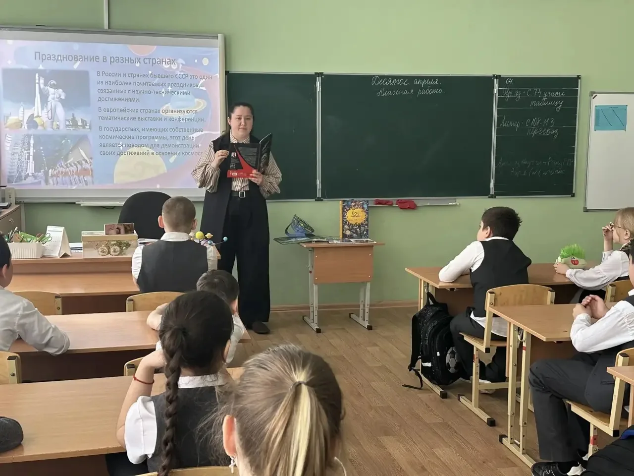👩🏻‍🚀 Путешествие к звёздам: День космонавтики в 4 «Д»  🚀В 4 « Д» классе  прошло увлекательное меропр