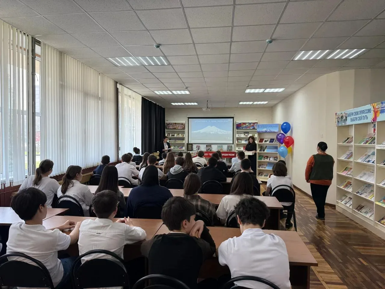 24 марта 2026 года в РЮБ им. К. Мечиева состоялся литературно-музыкальный вечер «Горит наш огонь…», 