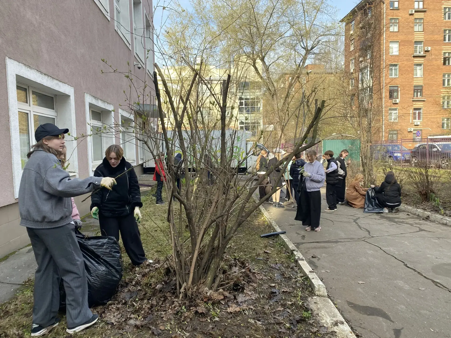 Городской субботник   Субботник бывает в субботу, Но может быть в разные дни, Когда поработать охота