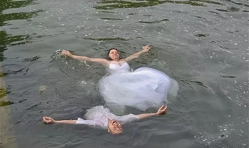 👰🏼‍♀️ Какая свадьба без... в Петербурге невеста прыгнула с теплохода в воду, пытаясь ...