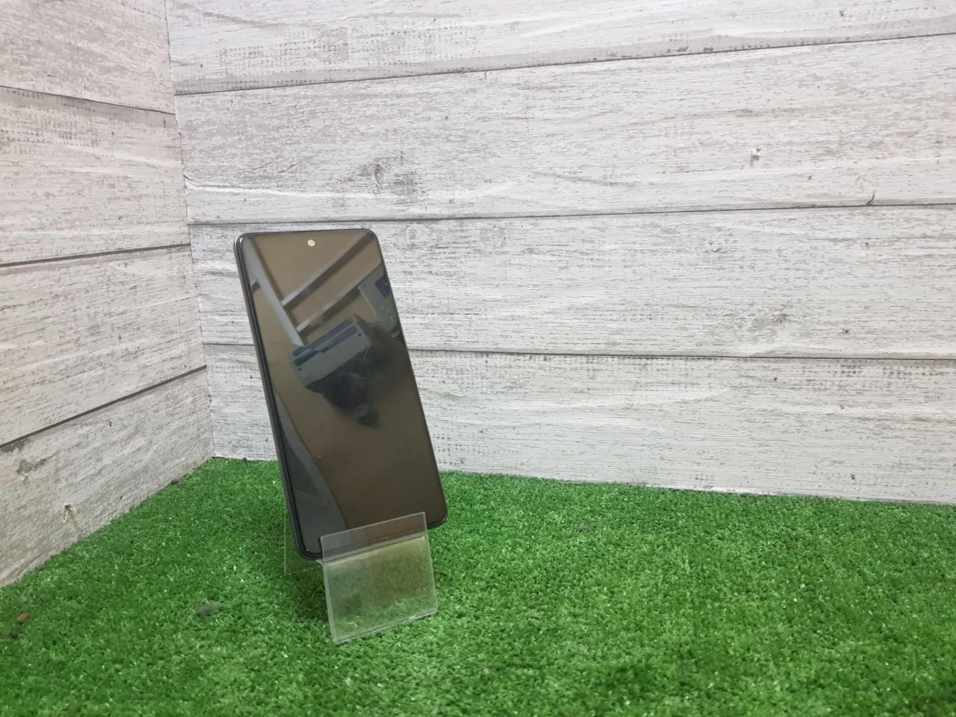 Samsung galaxy a52 на экране не значительные трещины, объем памяти 4/128 готов к использованию 

Цен