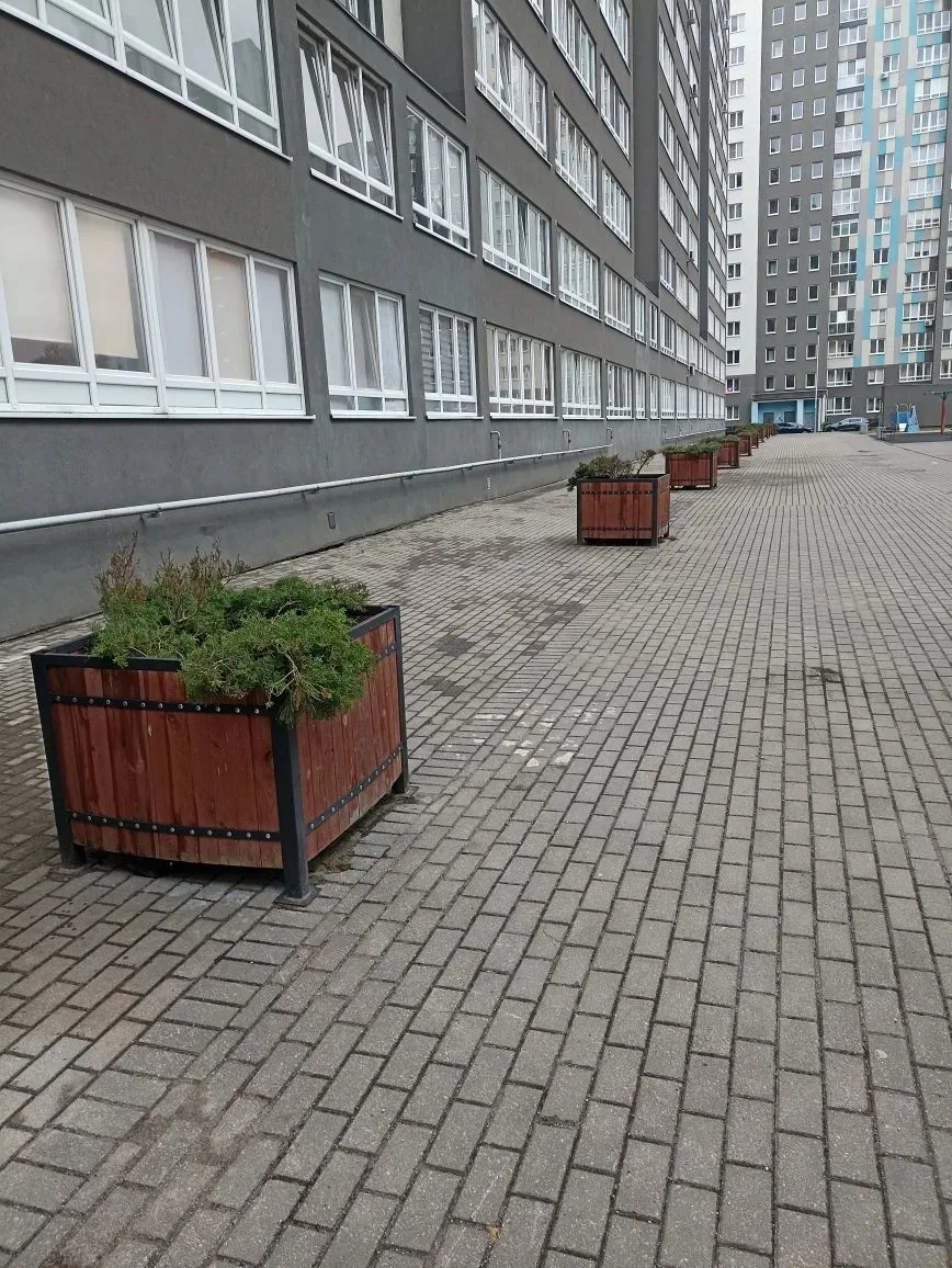 🏠 Г. Калининград 
Ул. Старшины Дадаева, д. 70
✅ Прополка клумб от травы, уборка мусора в клумбах
