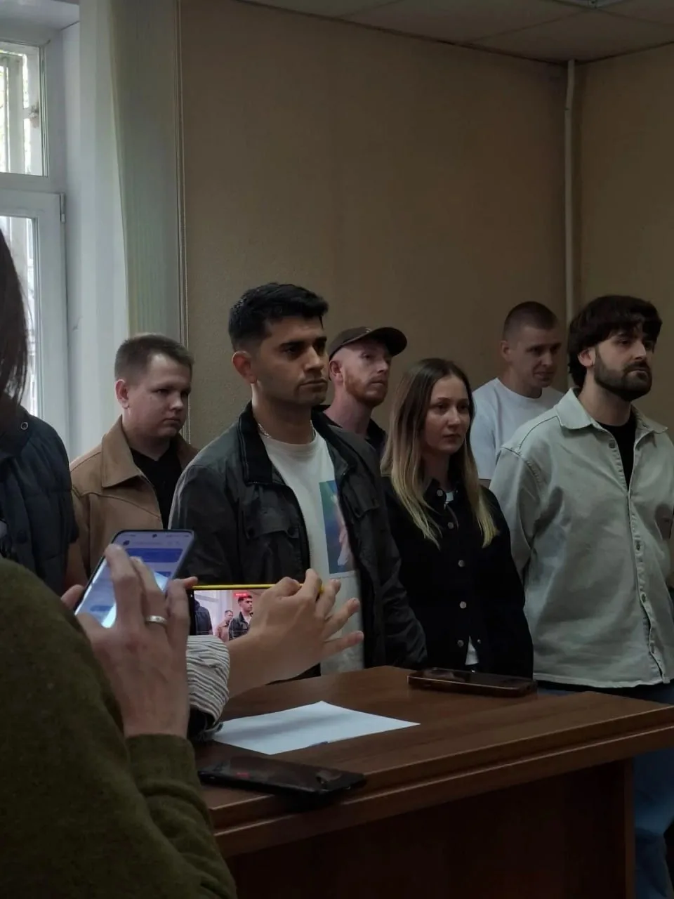 Заставлял ходить на четвереньках и приседать с пятилитровкой: экс-полицейского осудили ...
