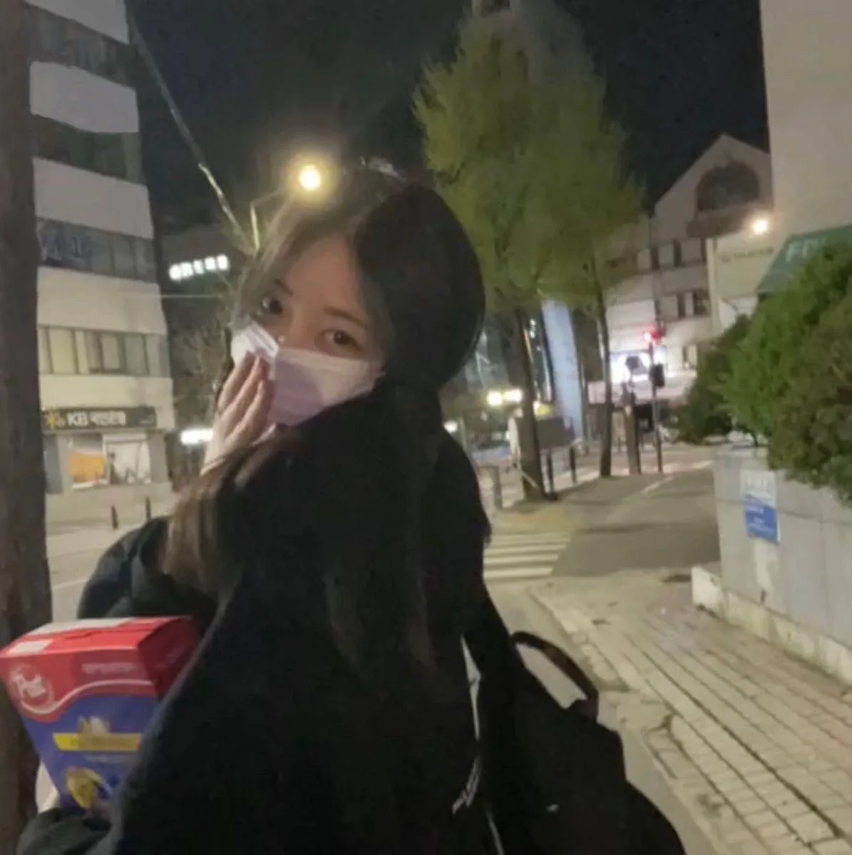 〰️ ВЫРАЖЕНИЕ СО СЛОВОМ «마음» 

🌟 마음이 아프다 - ДУША БОЛИТ
🌟 마음에 들다 - HРАВИТЬСЯ
🌟 마음을 먹다 - PEШИТЬ
🌟 마음