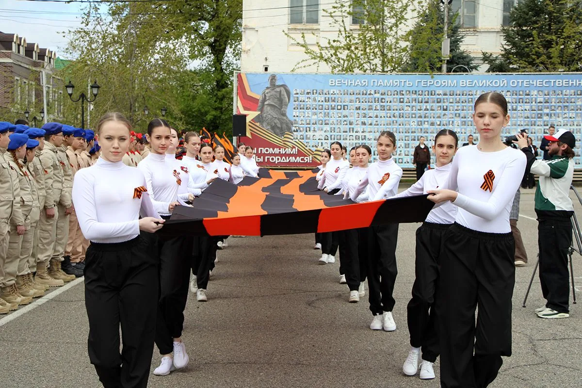 Стену памяти земляков-фронтовиков торжественно открыли сегодня в центре Будённовска  Впервые экспози