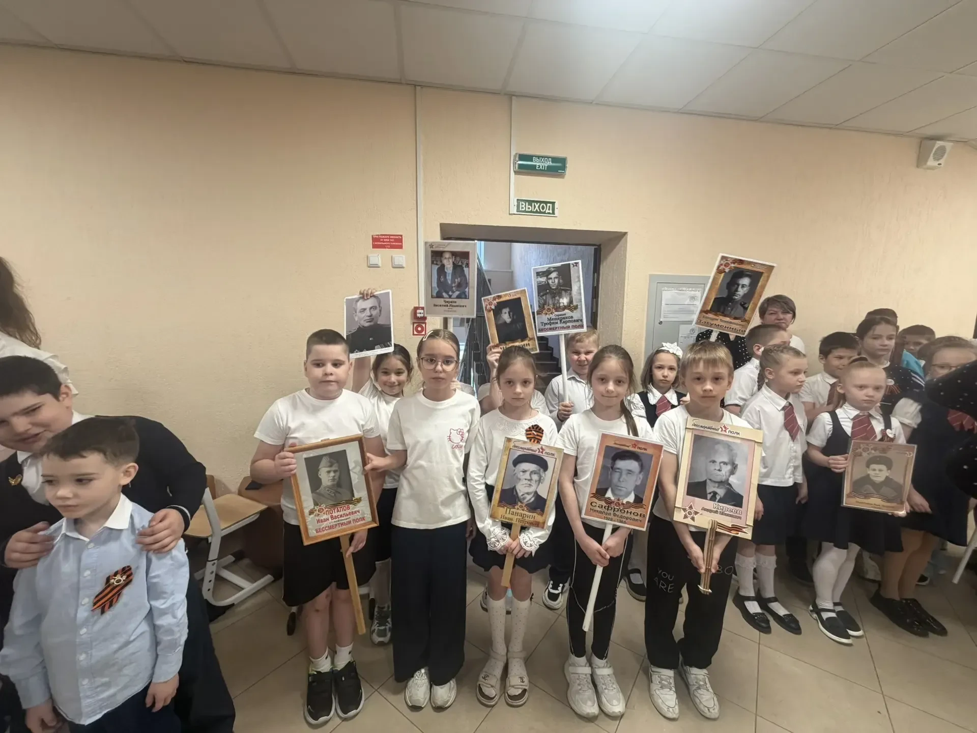 Бессмертный полк прямо в школьных коридорах 🕊❤ Сегодня наша школа превратилась в один огромный общий