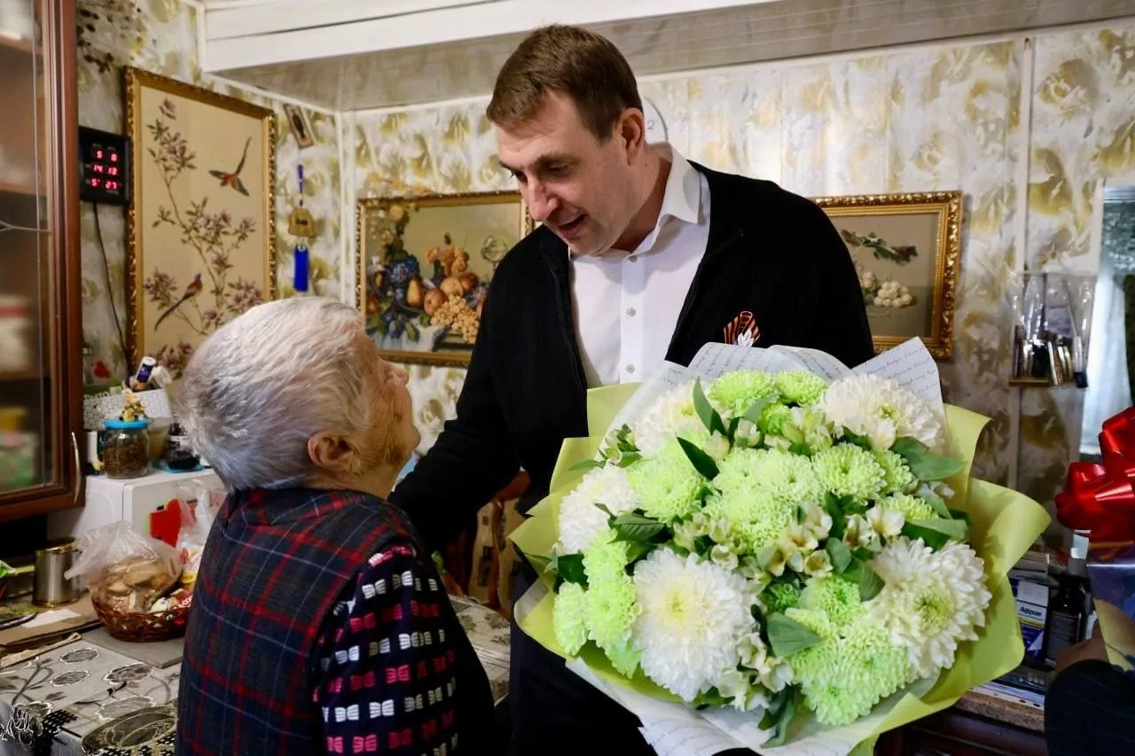 С праздником Великой Победы поздравил Владимир Векленко 97-летнюю труженицу тыла в Павловском Посаде
