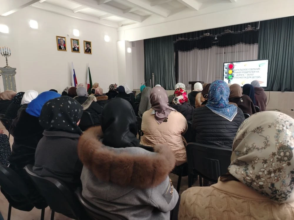 В рамках месяца, посвященного Правилам дорожного движения, было организовано и проведено школьное ро