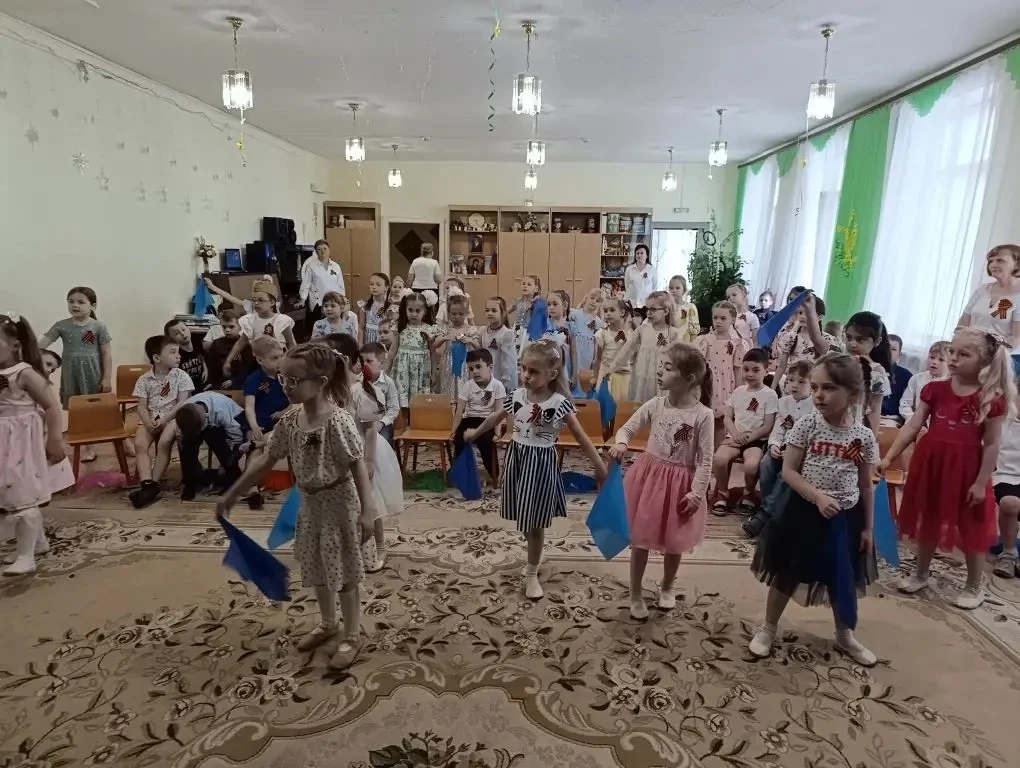 Цветы памяти: дошколята почтили подвиг героев   Накануне Дня Победы  состоялись тематические занятия