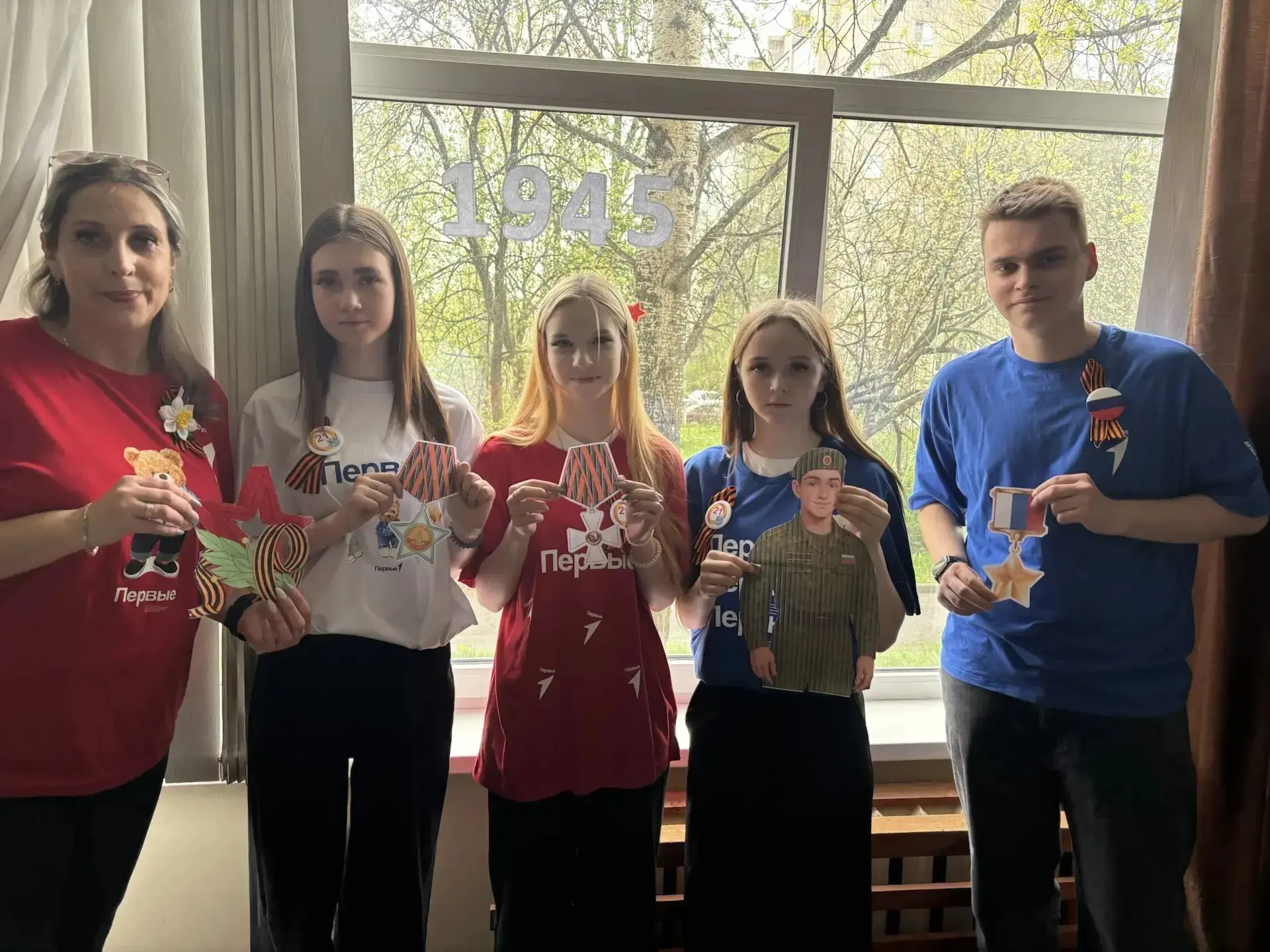 🇷🇺"ОКНА ПОБЕДЫ":НАШИ ОКНА - ПАМЯТЬ О ПОДВИГЕ!🌟🎖  🗓️Сегодня наша #гимназия21 присоединилась к всеросс