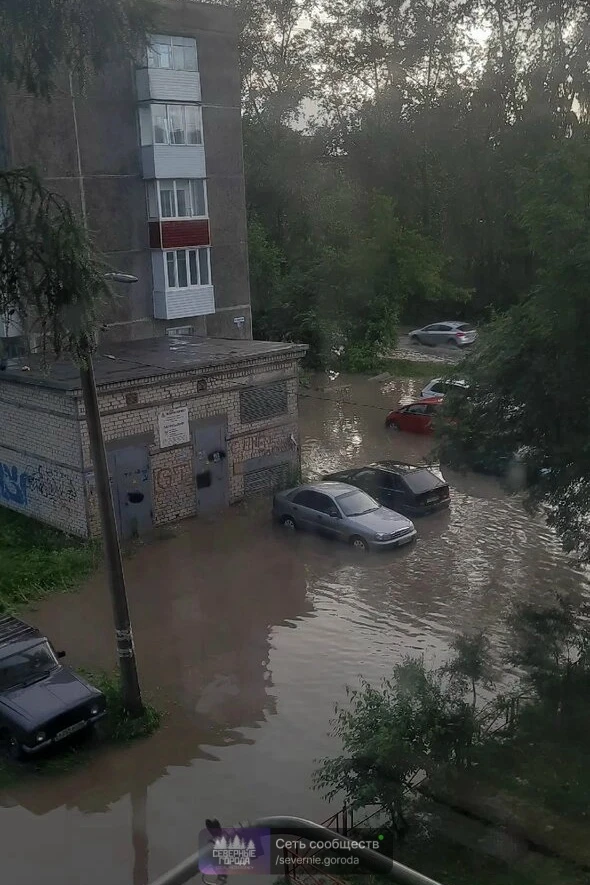 В Первоуральске затопило один из дворов, просим помощи 🙏🙏🙏🙏🙏. По адресу Вайнера 25А вода затопи