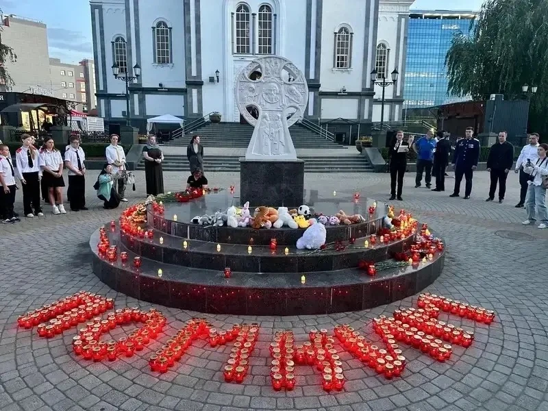 Краснодарцы выложили из свечей надпись «Помним» в память о жертвах террористов 🕯