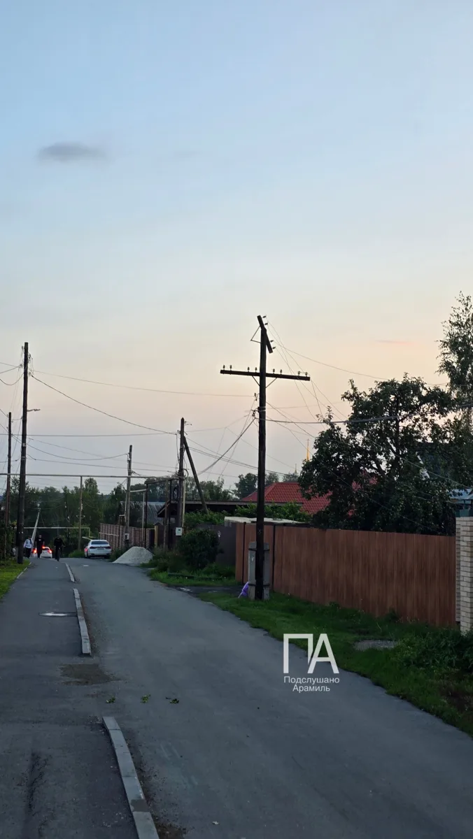 У столба на 8 Марта явные проблемы, да и провода от него как-то беспорядочно свисают.