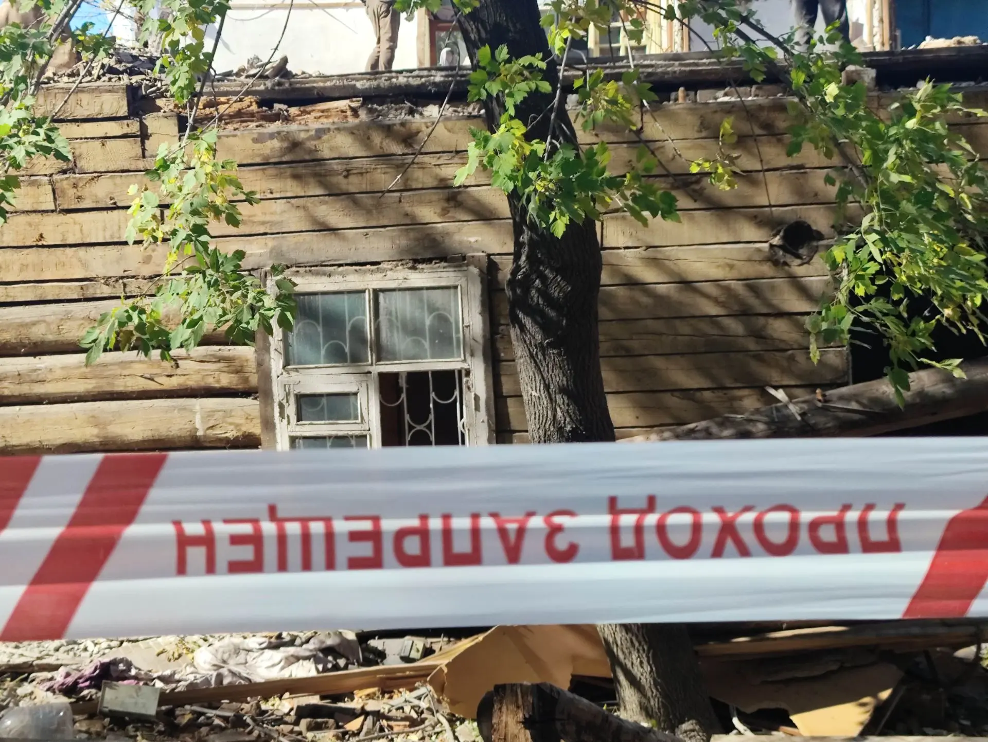 Жуткого вида бывший жилой дом на переулке Дьяченко разбирают. Очень хочется верить, что...